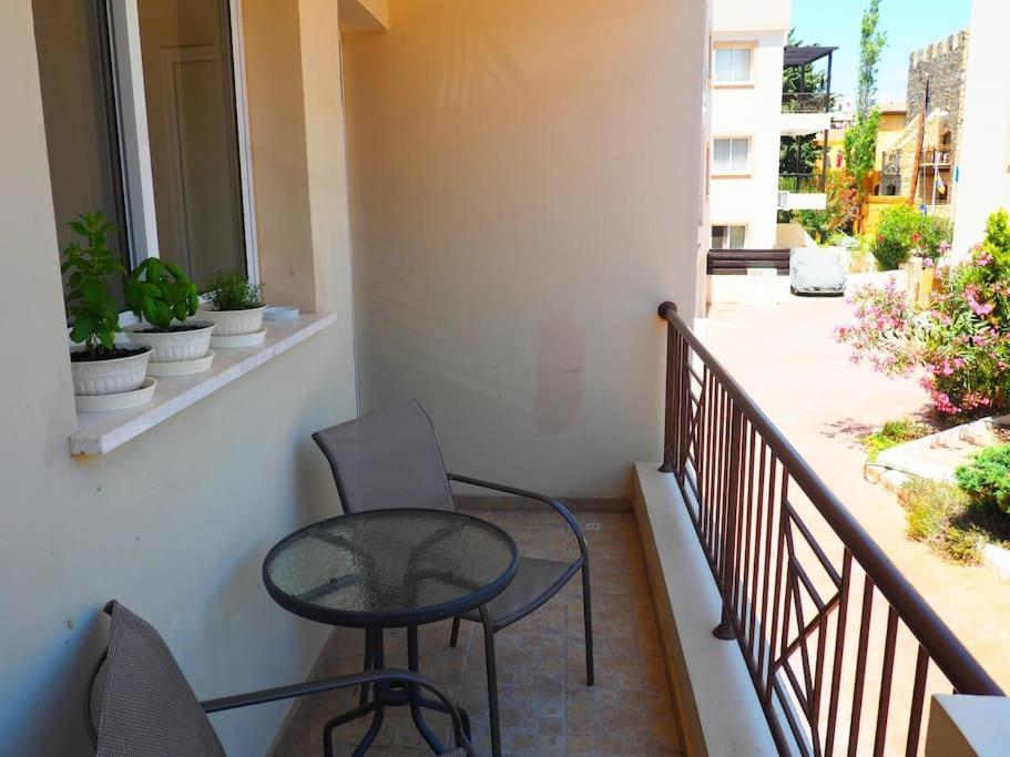 A Stone's Throw From Everything Appartement Paphos